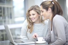 2 women looking at a laptop