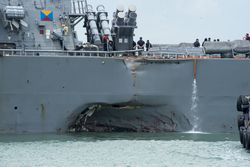 USS John S. McCain arrives at Changi Naval Base